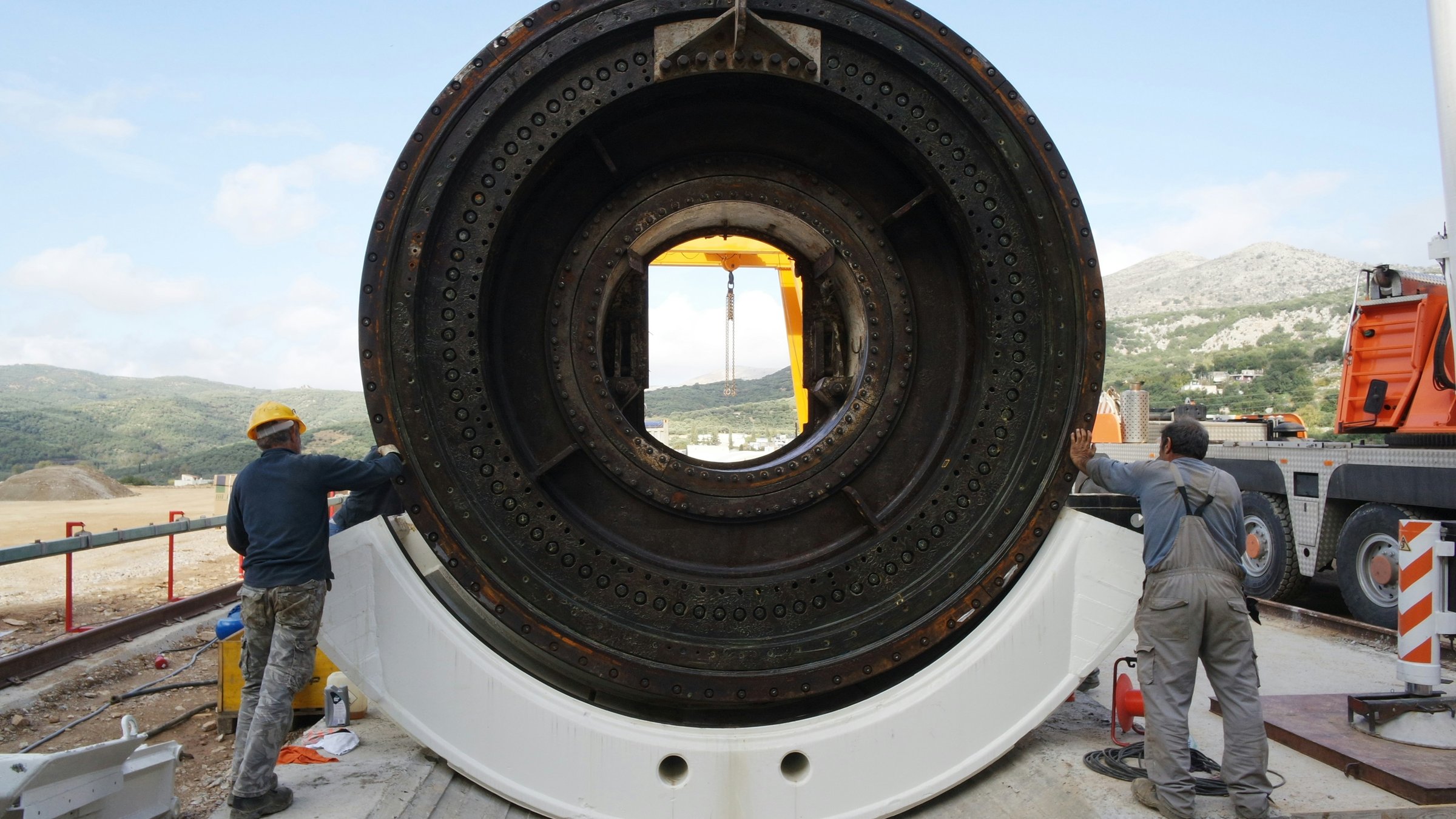Dual use Cina: dal 18 novembre licenze per frese da tunnel e componenti per droni
